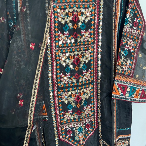 3 piece suit fancy embroidered mirrored like new shalwar kameez - Picture 2 of 8